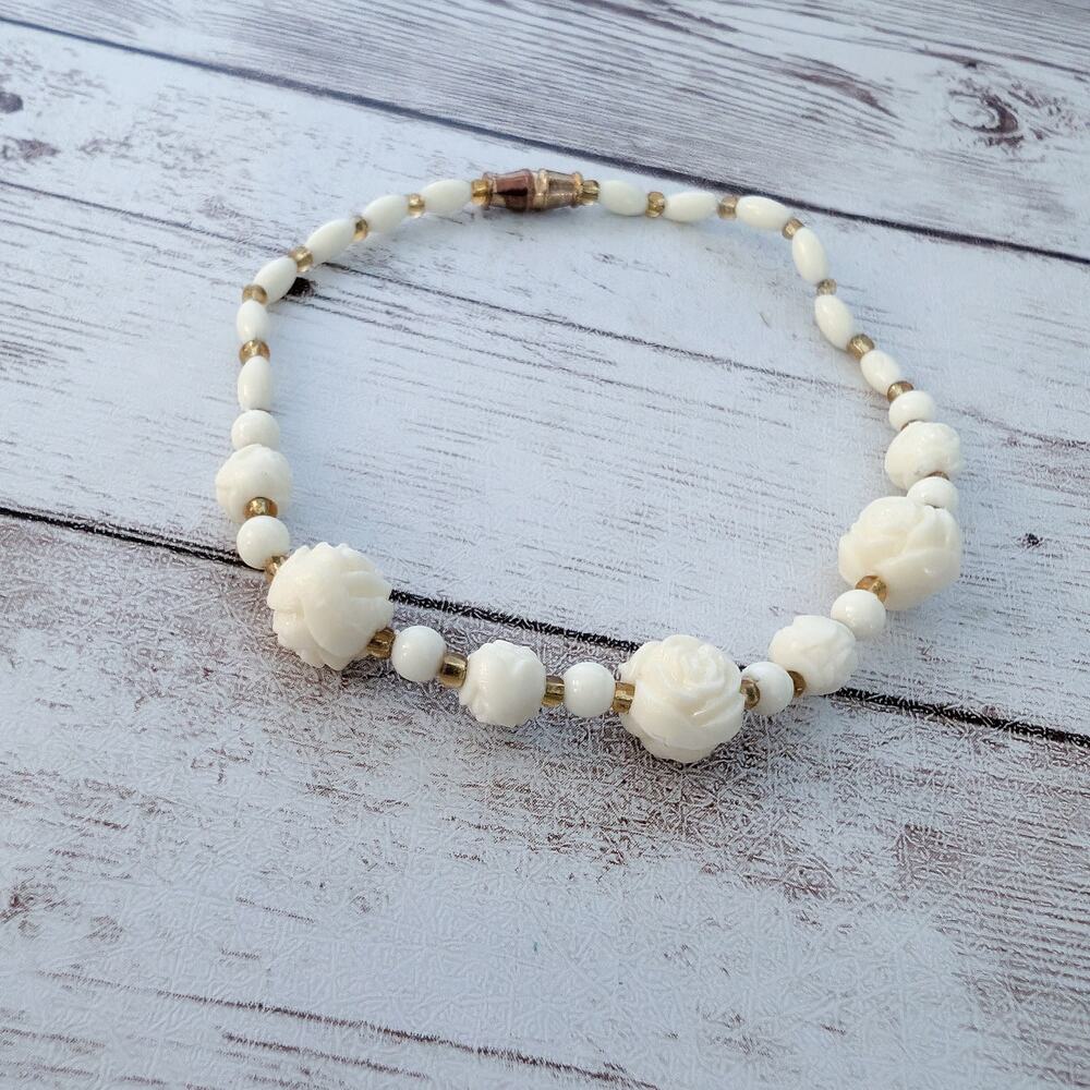 Vintage Bracelet - Cream Carved Beads - Dainty - Picture 4 of 7